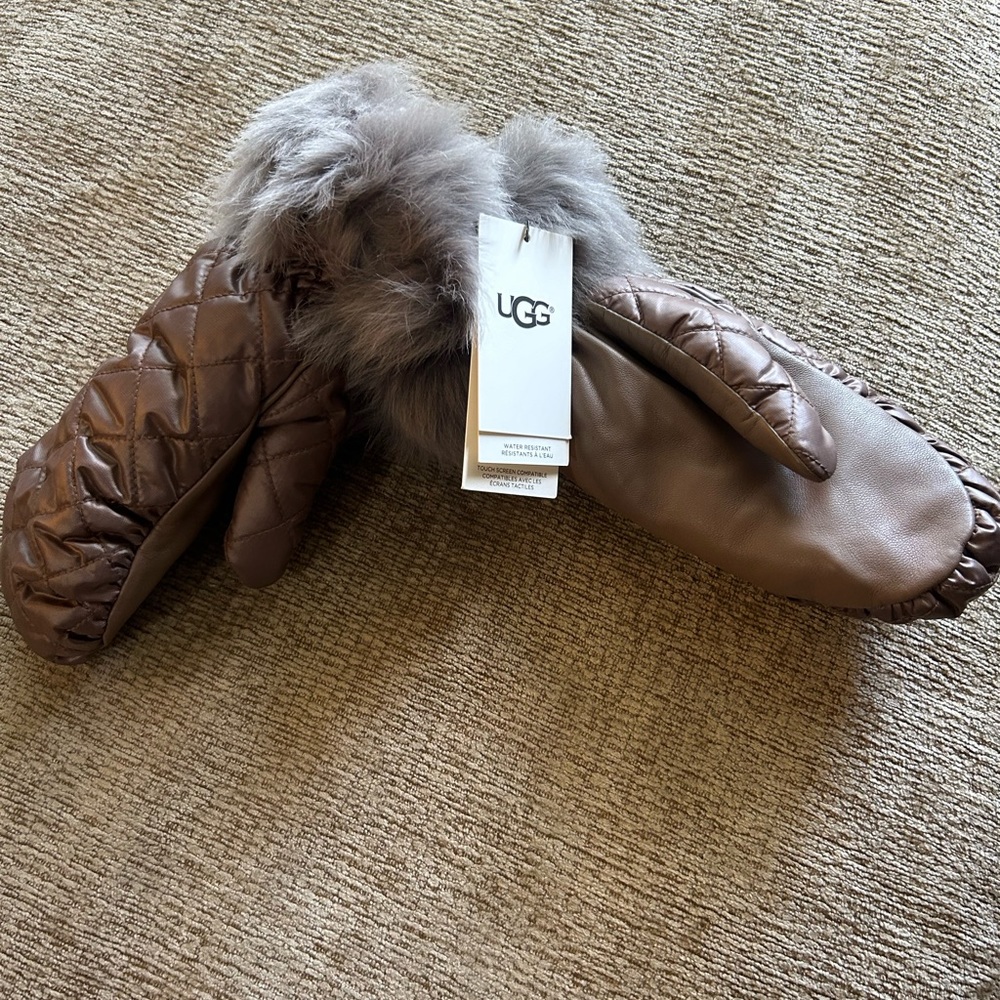UGG mitts new with tags never used leather size l/xl